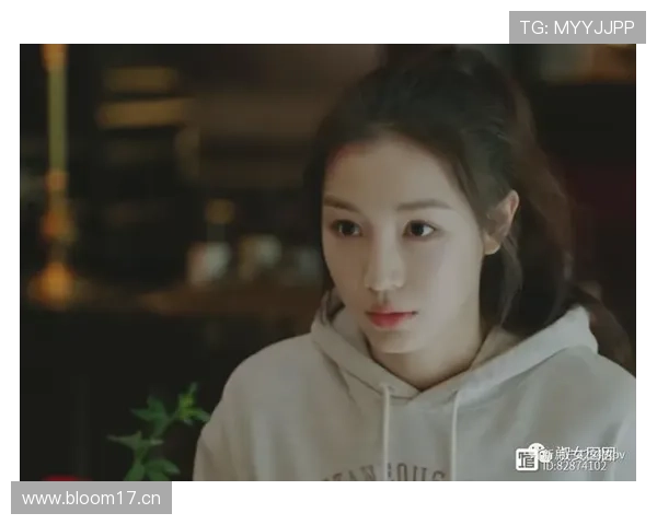 刚刷到张楠训练服配名牌拖鞋、躺私人泳池刷手机，真是又羡慕又想笑