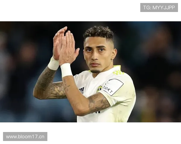 拉菲尼亚随便穿旧T出门，掏出那张黑卡我在咖啡厅都笑出声了