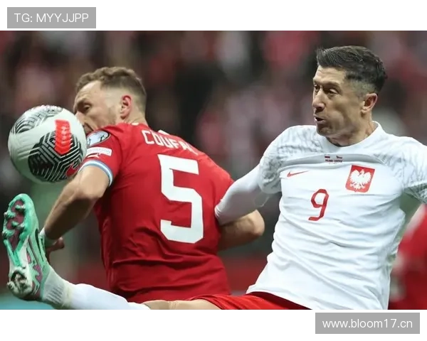 莱万每天凌晨四点起床练射门，家里冰箱贴满对手后卫照片